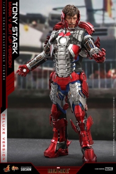 |HOT TOYS - Iron Man 2 - Tony Stark (Mark V Suit Up Version) - DELUXE