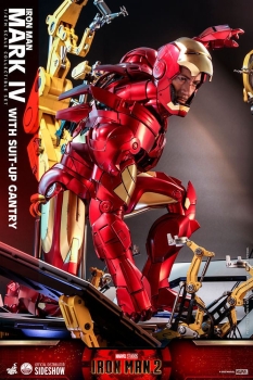 |HOT TOYS - Iron Man 2 - 1/4 Iron Man - Mark IV mit Suit-Up Gantry