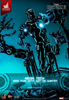 |HOT TOYS - Iron Man 2 - 1/6 - Neon Tech Iron Man mit Suit-Up Gantry