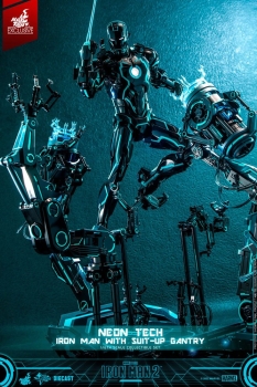 |HOT TOYS - Iron Man 2 - 1/6 - Neon Tech Iron Man mit Suit-Up Gantry
