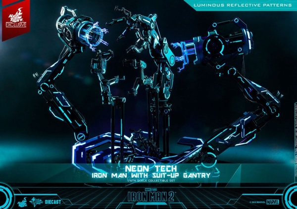 |HOT TOYS - Iron Man 2 - 1/6 - Neon Tech Iron Man mit Suit-Up Gantry