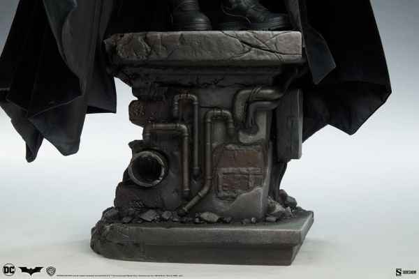 |SIDESHOW - Batman Begins Premium Format Statue - Batman